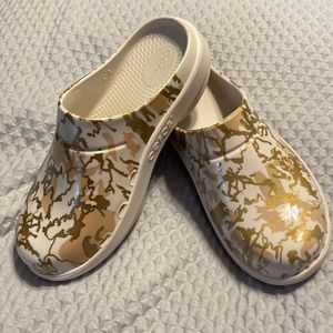 Oofos slip on closed toe shoe.